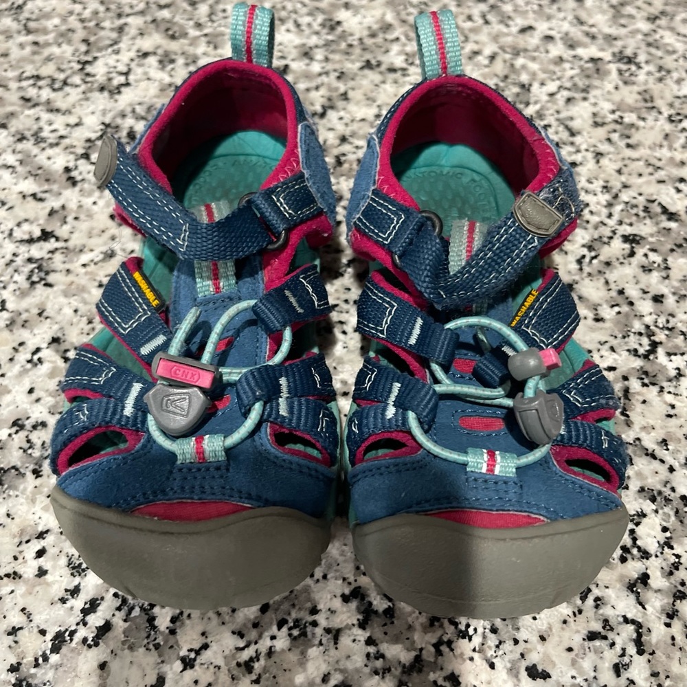 Children Keen sneaker sandal size 9